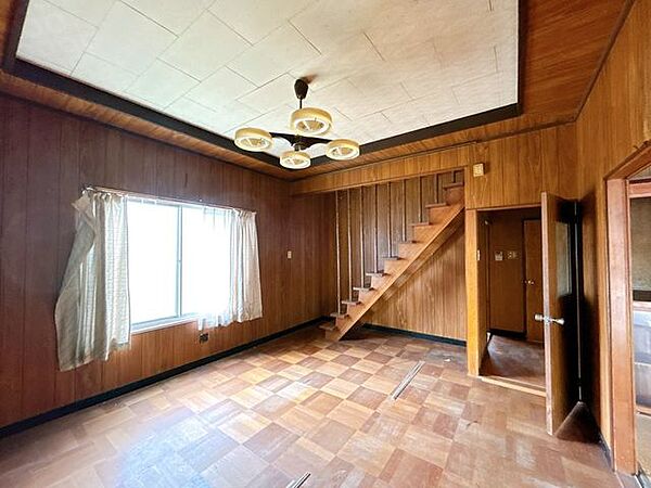 【リフォーム中】一階北西側階段です。窓があり、風通しがいいのが良いですね。壁を造作して約6帖の洋室を作る予定です。