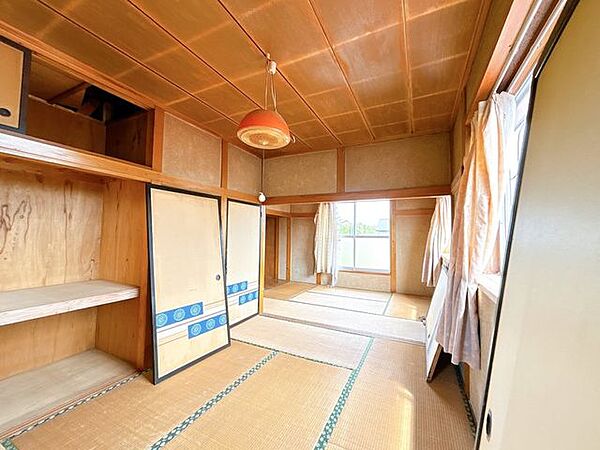 【リフォーム中】二階西側和室です。畳からフローリングに張り替え、押し入れはオープンクローゼットにします。日当たりが良くていいですね。
