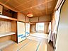 室内：【リフォーム中】二階西側和室です。畳からフローリングに張り替え、押し入れはオープンクローゼットにします。日当たりが良くていいですね。