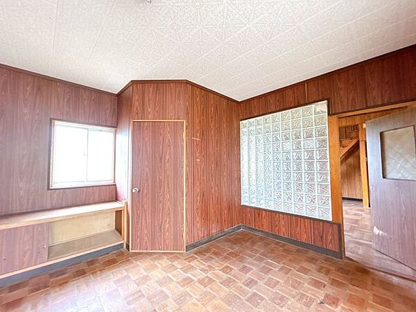 【リフォーム中】玄関前ホールです。クロス張替、クッションフロア重ね張りする予定です。