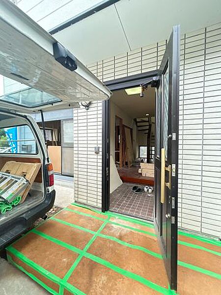 【リフォーム中】玄関です。鍵交換と塗装、玄関タイルの張替えを行います。