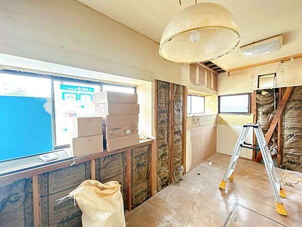 【リフォーム中】クロスの張替えとクッションフロア重ね張り、照明交換を行います。冷蔵庫スペースが確保されているのが良いですね。