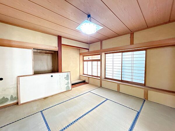 【リフォーム中】1階和室です。畳の表替えと照明交換を行います。押し入れと板の間があるのが特徴ですね。