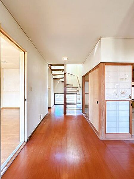 【リフォーム中】1階廊下です。右側に和室、左側にLDKとなっております。