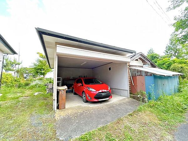 【リフォーム中】駐車場の写真です。お車3台まで駐車可能です（車種によります。）車庫は解体・撤去します。