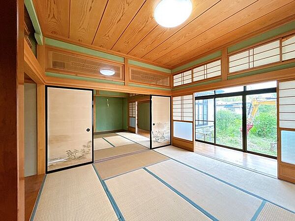 【リフォーム中】西側奥約8帖の和室です。畳の表替え、クロスの張替え等を行います。