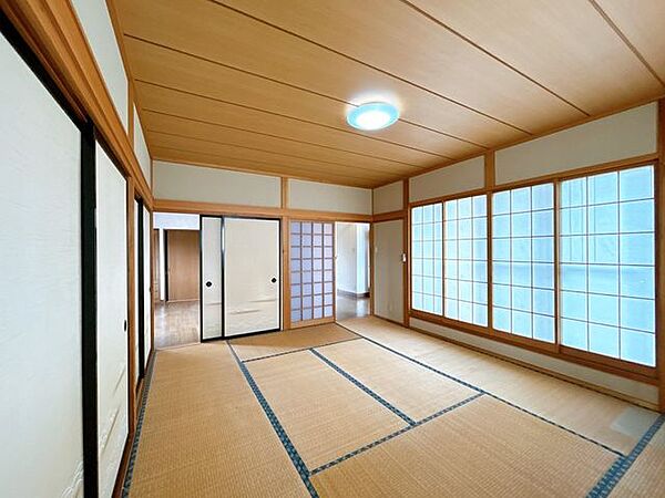 【リフォーム中】2階西側約10帖和室、別アングルの写真です。壁のクロスの張替え、フローリングの張替えを行います。