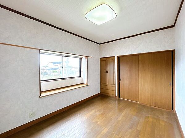 【リフォーム中】2階西側約6帖洋室です。床のクリーニング、壁天井のクロスの張替えを行います。