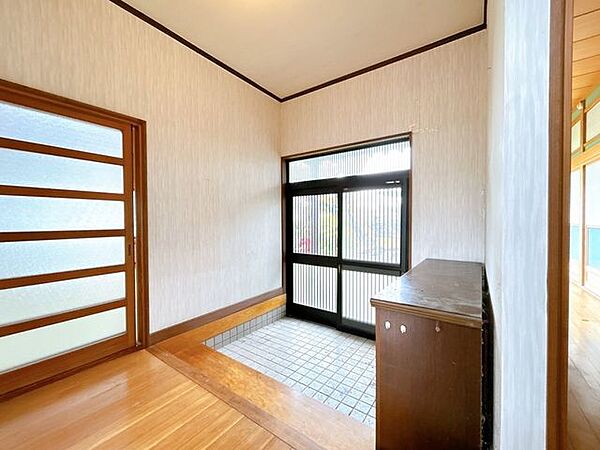 【リフォーム中】玄関の内観写真です。シューズボックスは新品に交換いたします。