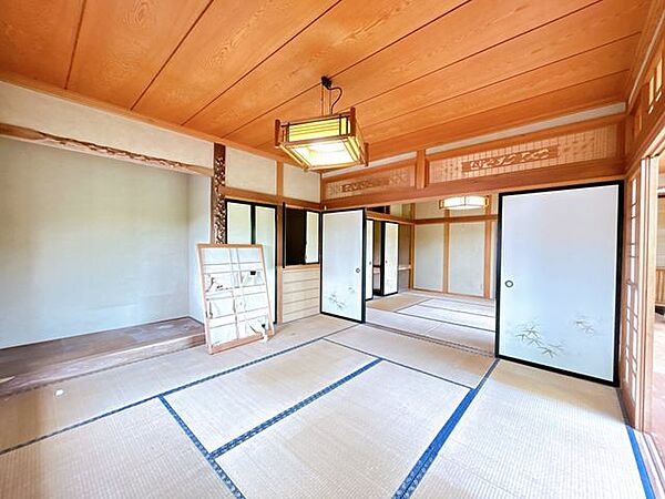 【8/31まで現況販売】1階西側和室別角度の写真です。クリーニングを行います。隣りの和室と続き間になっているので、ふすまを外せば広くお使いいただけます。