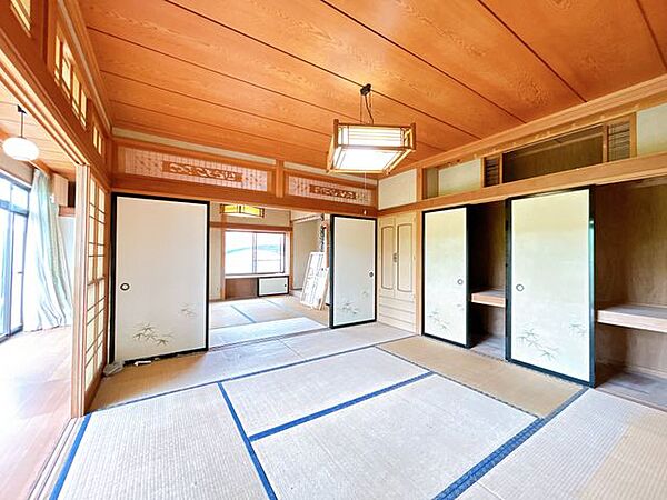 【8/31まで現況販売】1階中央側和室です。クリーニングを行います。来客時は玄関側からすぐお通しできるので、客間としてもお使いいただけます。