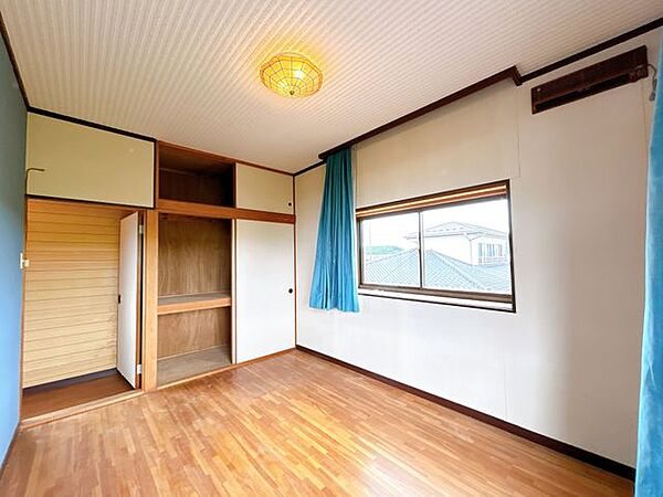 【8/31まで現況販売】2階西側洋室別角度の写真です。クリーニングを行います。収納付きです。