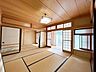 和室：【リフォーム中】一階西側8帖和室です。クロスの貼替と畳の表替えを行う予定です。