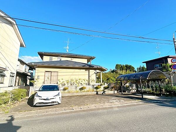 【期間限定現況販売】外観別アングルの写真です。駐車場の間口は約16mございますので、お車の出入が楽そうですね。