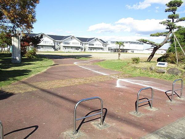 大崎市立松山小学校まで約700m、徒歩約9分です。