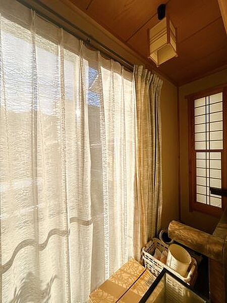 【期間限定現況販売】縁側の写真です。縁側の窓から入る光で、お部屋の雰囲気も柔らかく感じます。