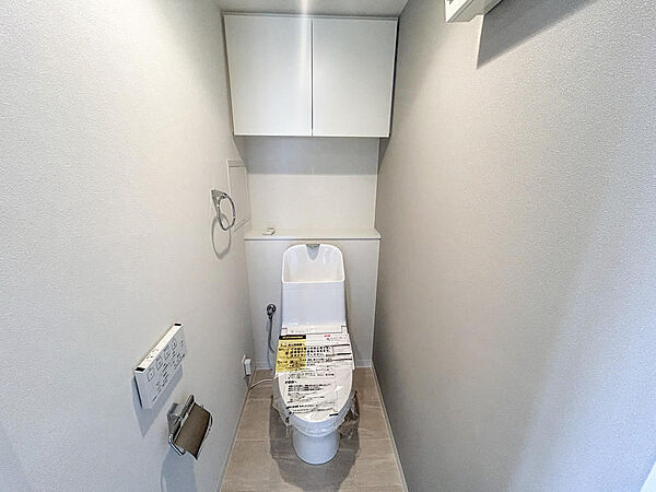高性能トイレへ交換済。凹凸の少ない形状でお掃除も簡単。汚れが付きにくく、節水性能にも優れています。