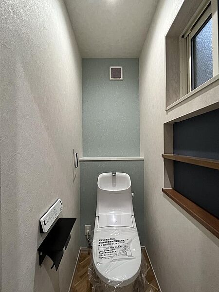 ～WC～　建物プラン例　壁紙を工夫してトイレをおしゃれな空間に。窓も標準でついてるので空気の入れ替えもラクラク!!