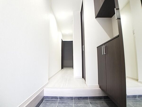 ～Entrance～　建物プラン例　玄関廻りがきれいに片づく大型収納を設置お出かけ前の服装チェックに重宝する全身ミラー付き！