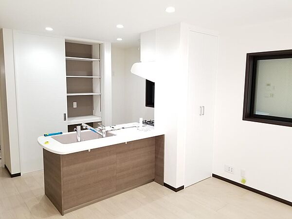 ～kitchen～　建物プラン例　デザイン性と機能性を兼ね備えたキッチンです。リビングスペースとの一体感が生まれ、広々空間を演出してくれます。