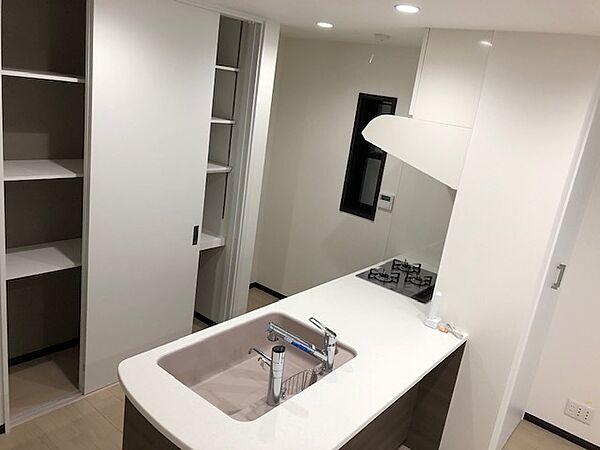 ～kitchen～　建物プラン例　デザイン性と機能性を兼ね備えたキッチンです。リビングスペースとの一体感が生まれ、広々空間を演出してくれます。