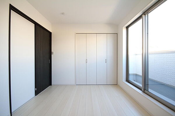 ～ROOM～建物プラン例　充分な広さの収納を備え、採光良好な洋室は、快適空間。プライベートの時間もゆったりお寛ぎ頂けそうです。