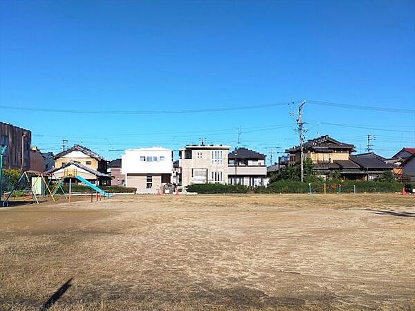 さつきヶ丘児童広場 290m