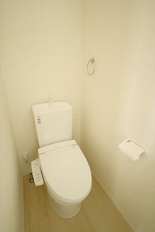 トイレには快適な温水洗浄便座付き！