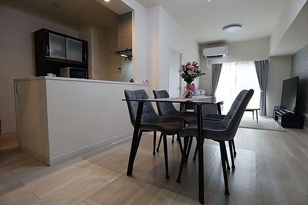 キッチンは対面式のため、リビングにいる家族にも目が届きます。