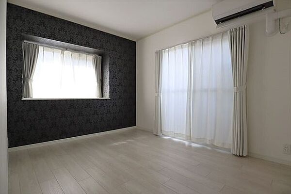 洋室6帖バルコニーに繋がる大きな窓があり、とても明るいお部屋です。