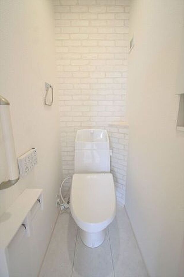 【同社施工例】2箇所あるトイレは快適な温水洗浄便座付き