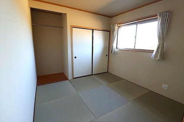 リビング横に設けられた5帖和室は、客間やお子様のお昼寝にとても便利です