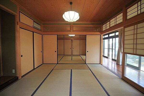 1階増築部8帖の和室です。仕切りを開けると開放的空間。閉めれば固有のスペースが作れます。