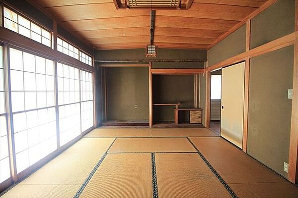 2階10帖和室です。広々とした空間で、よりご家族が寛げるスペースとなっています。
