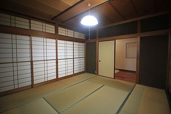 玄関横8帖和室です。お子様の遊び場やお昼寝、来客用の寝室にと多様な用途で使えます。