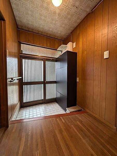 窓から光が差し込む、明るい玄関です。大きなシューズクローゼットがあり、収納が充実しています