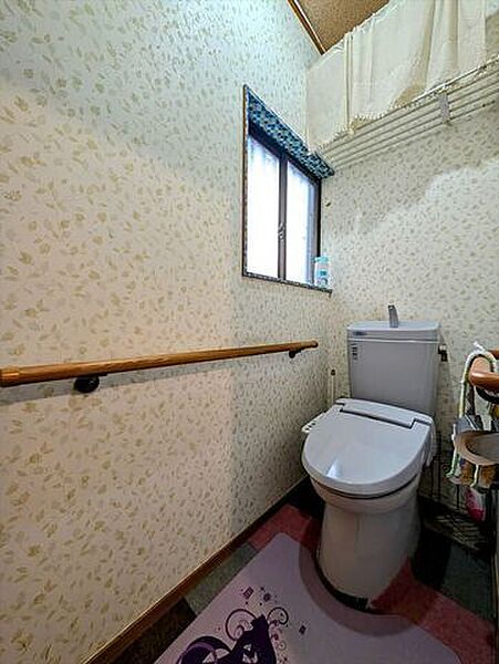 トイレには快適な温水洗浄便座付き
