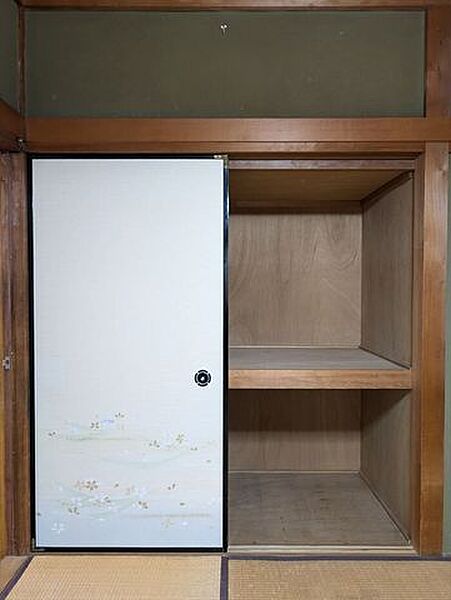 和室には収納があり、来客用のお布団や、1階で必要なお荷物を収納することができます