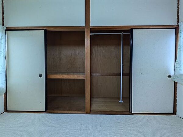 2階の和室にも押入れ収納があります。季節物の家具家電、衣類など収納しておくことができます。