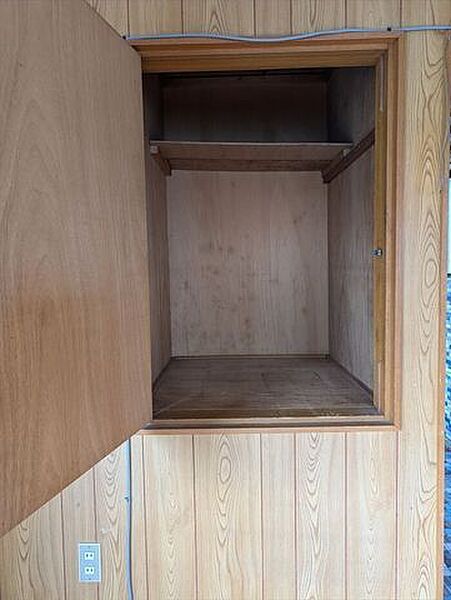 2階洋室の物入です。季節物の家具家電、衣類など収納しておけます
