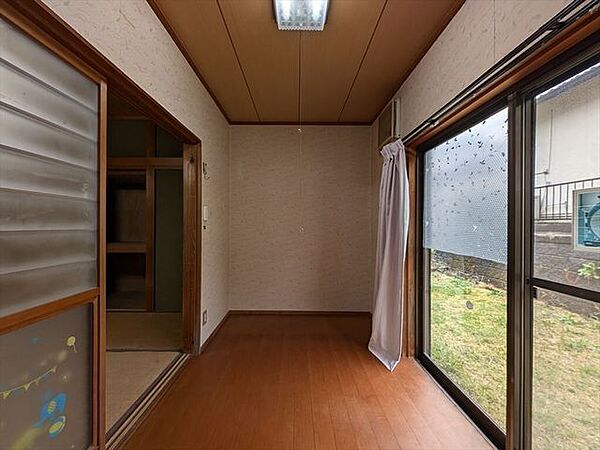 1階洋室です。外に出られる大きな窓があり、とても明るいお部屋です