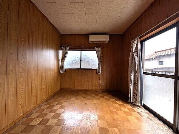 2階洋室です。ベランダに繋がる大きな窓があり、とても明るいお部屋です