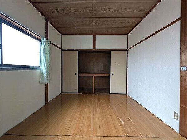 2階東側和室です。腰窓のみなので棚などの家具が配置しやすく、書斎や勉強部屋として使いやすそうです