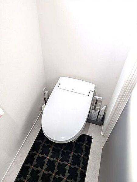 トイレには快適な温水洗浄便座付き