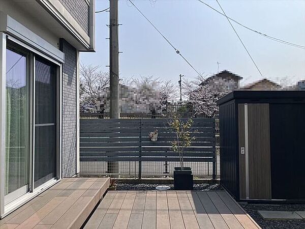 鉢植えのグリーンを置いたり、趣味のものを置いて飾ったり。自由に楽しめる庭あります。