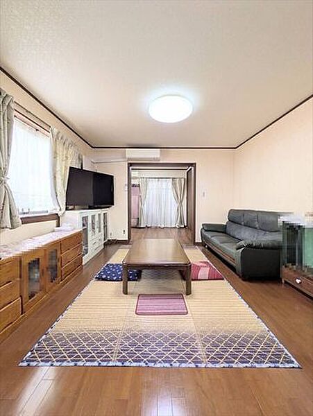 ワイドな開口部から光を招き、明るく開放的なリビング