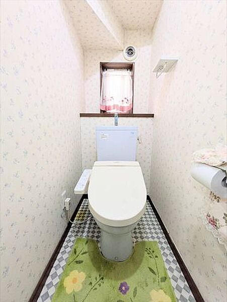 トイレには快適な温水洗浄便座付