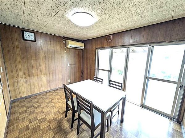 平屋明るく、風通しのよい空間が広がっていて、池のあるお庭へ繋がります！