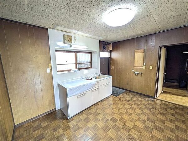 平屋窓があり、暖かな陽が差し込みます。使い勝手の良いキッチンです。