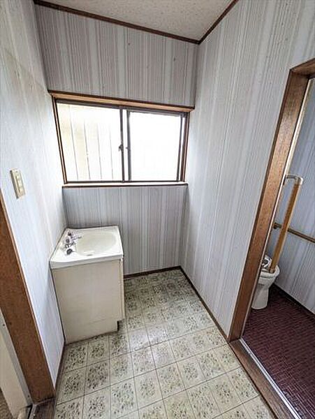 2階建窓付きの明るい洗面所です！